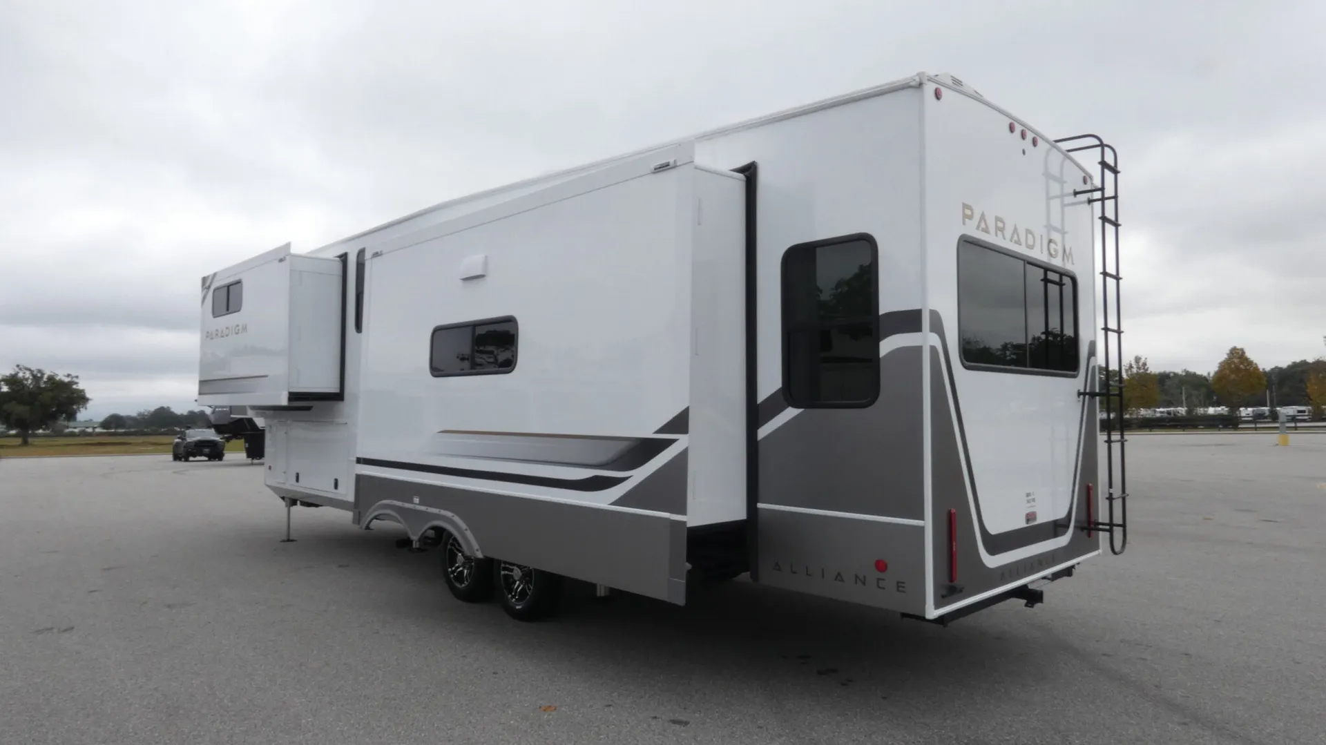 2026 Alliance RV Paradigm 340RL - Photo 4