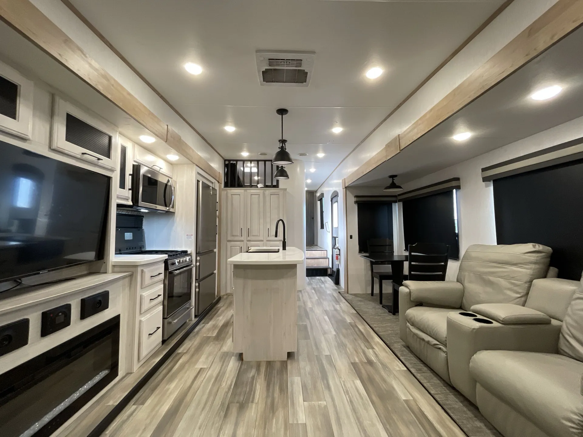 2023 Heartland Bighorn Traveler 39MB — living area main