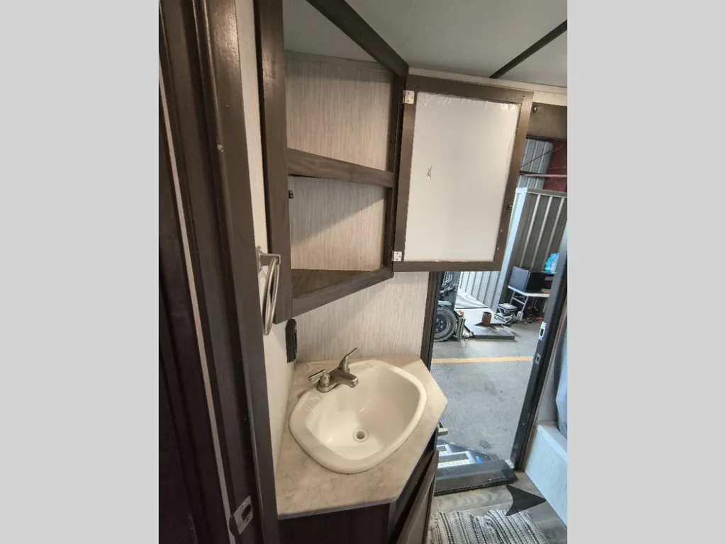 2019 Forest River Cherokee Alpha Wolf 26DBH-L, Photos photo 13