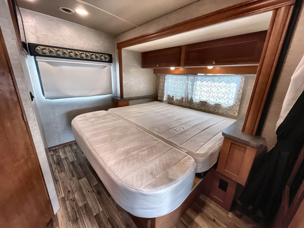 2018 Winnebago Sunstar 27P, Photos photo 15