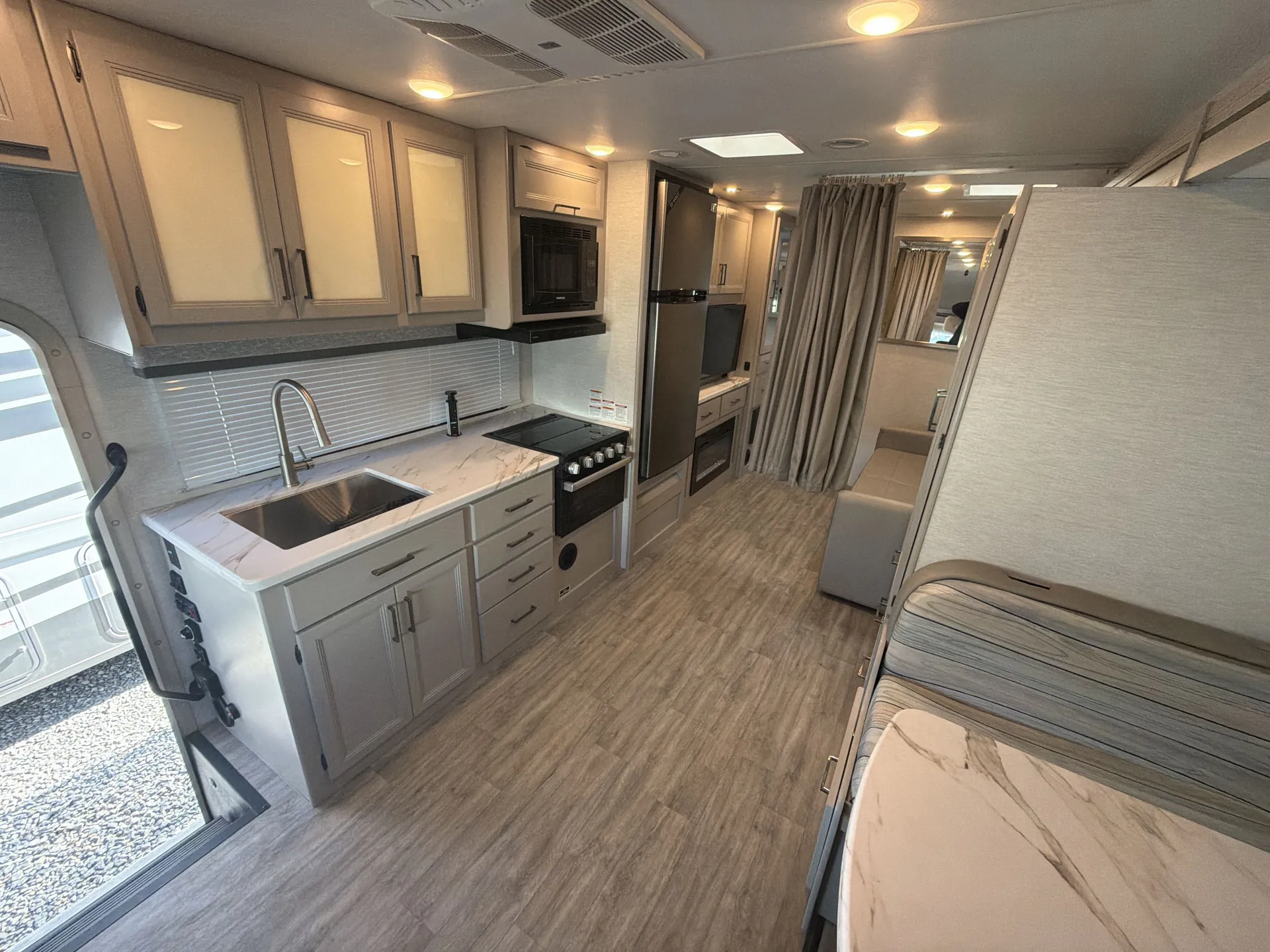 2025 Thor Motor Coach Four Winds 27P — living area main