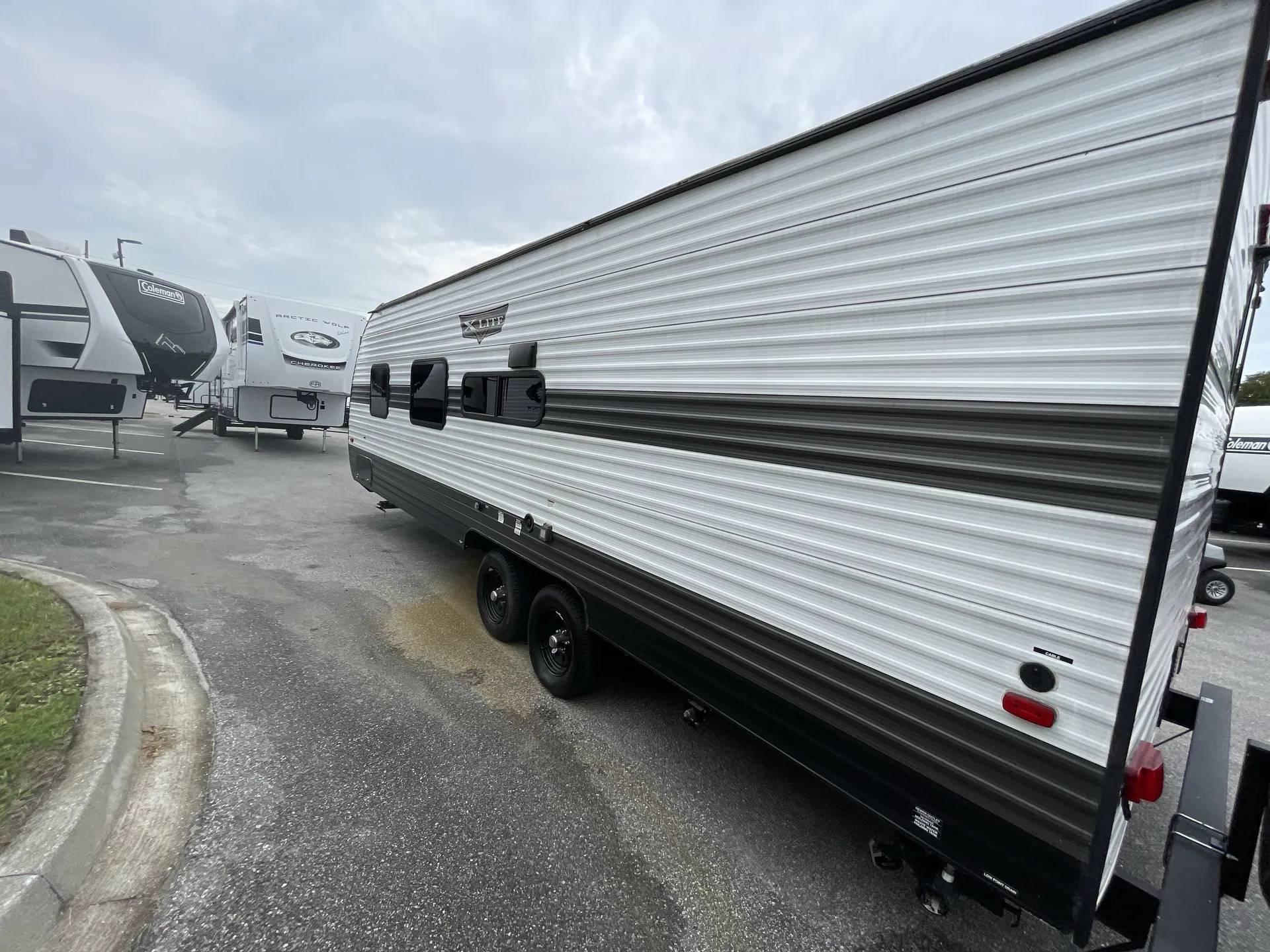 2023 Forest River Wildwood X-Lite 261BHXL — off campside