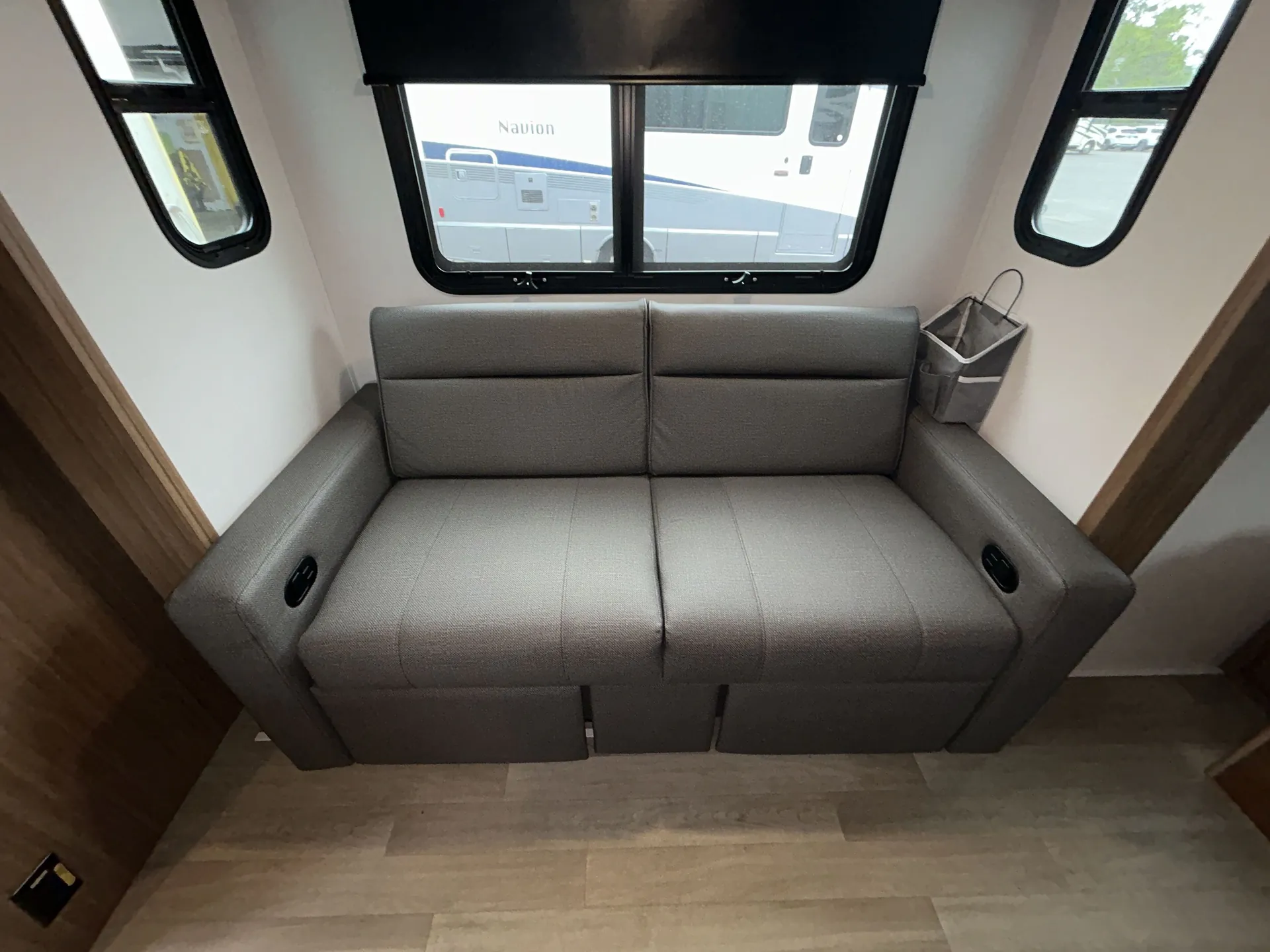 2025 Keystone Reign 18RB — living area main