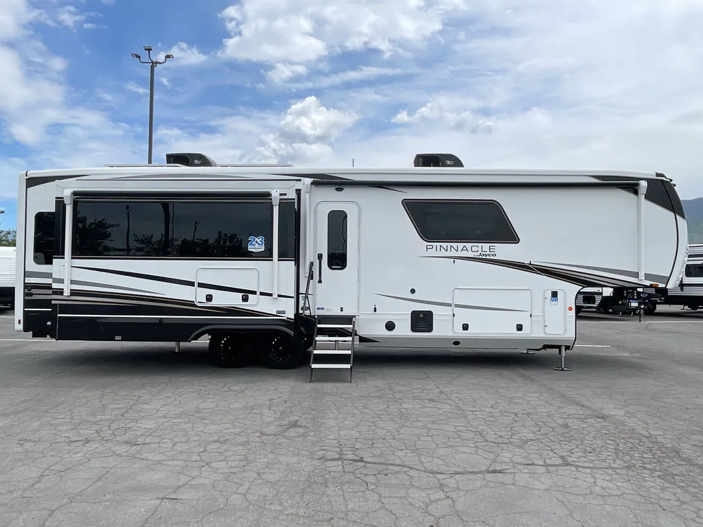 2027 Jayco Pinnacle 36FBTS, Photos photo 5