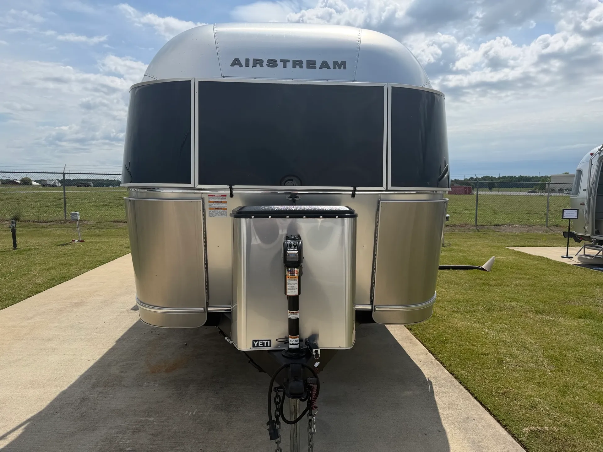 2024 Airstream Flying Cloud 23FB - Photo 3