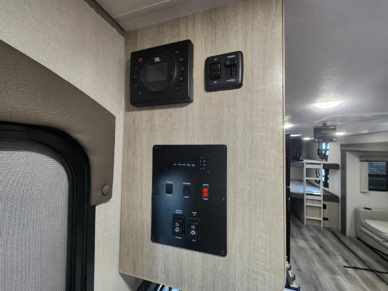 2026 Coachmen Catalina Legacy Edition 273DBHCK, Photos photo 4