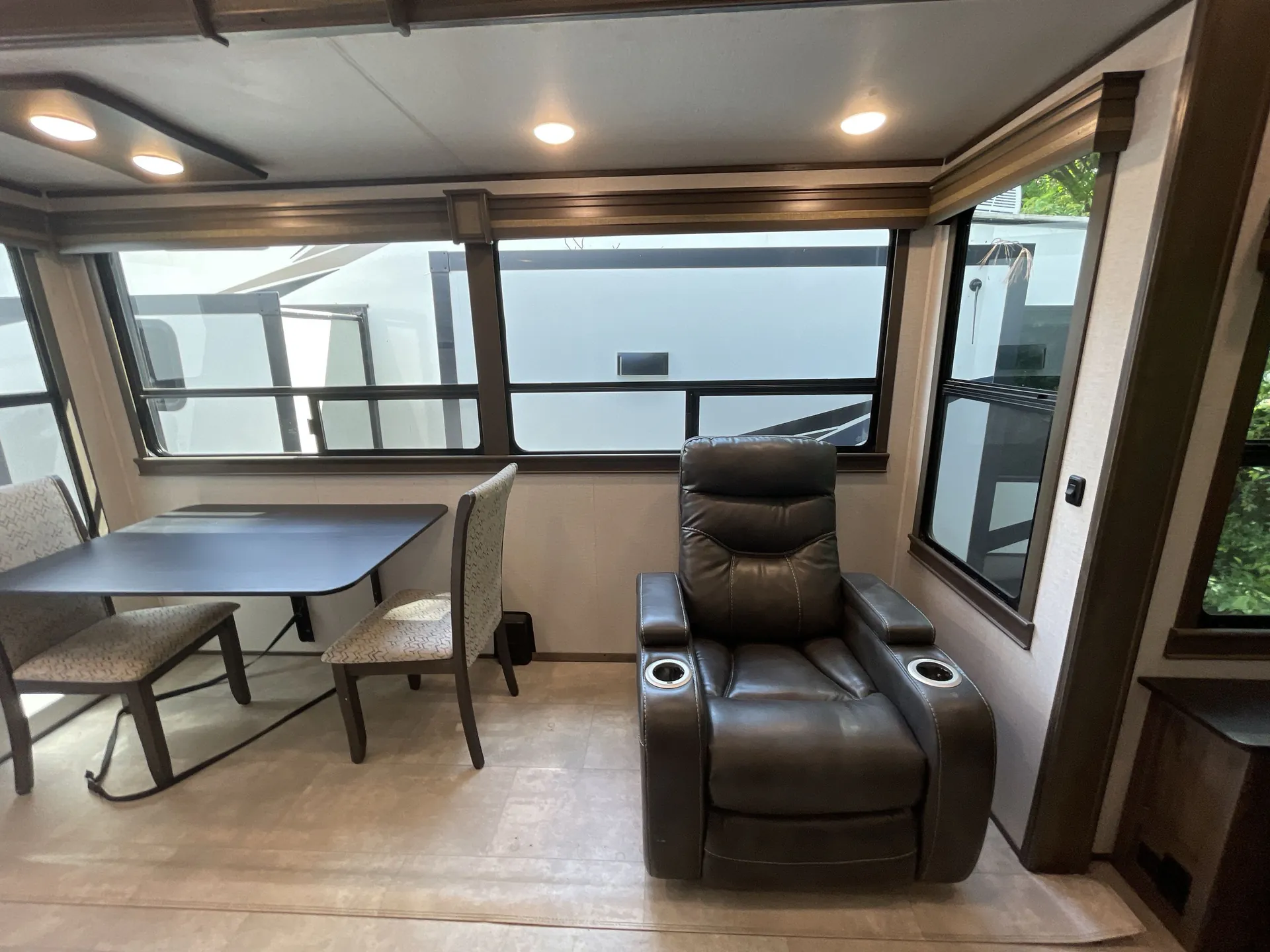 2021 Alliance RV Paradigm 370FB - Photo 4