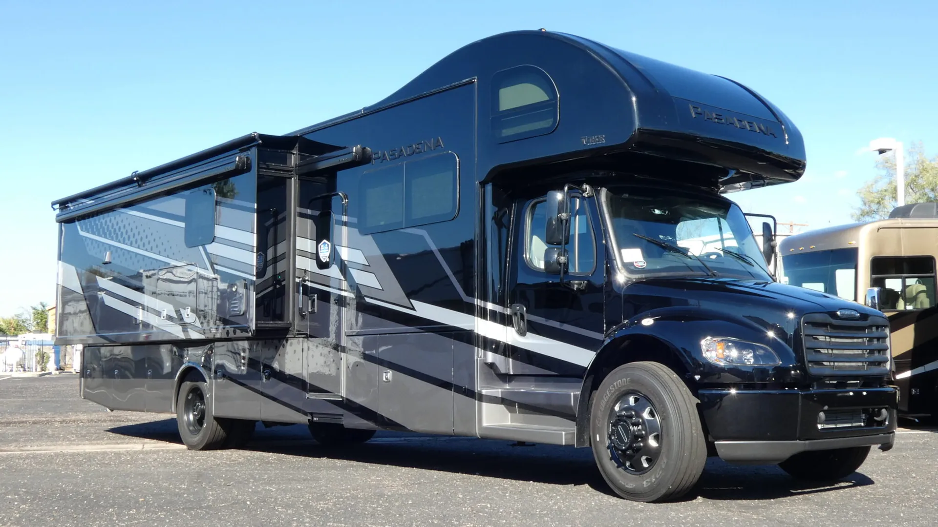2026 Thor Motor Coach Pasadena 38FX - Photo 2