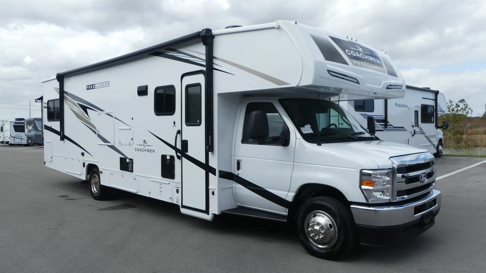 2026 Coachmen Freelander 30RS - Photo 2