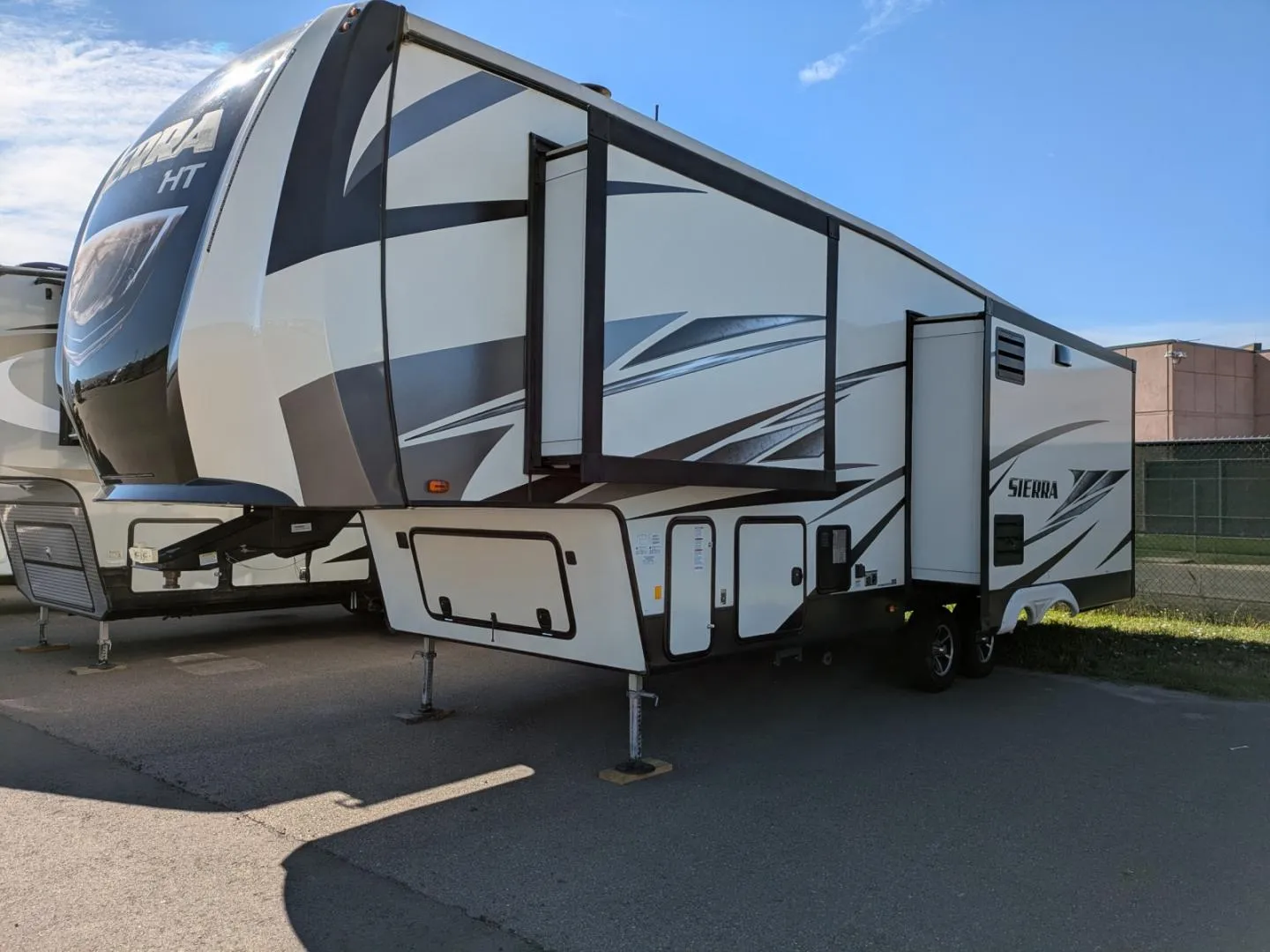 2019 FOREST RIVER SIERRA 2950TRIK - Photo 4