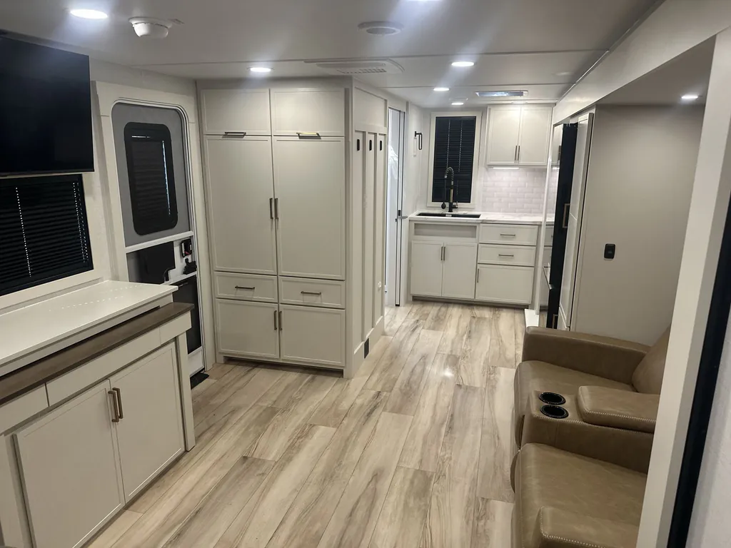 2026 Brinkley Model Ix 23X, Photos photo 9