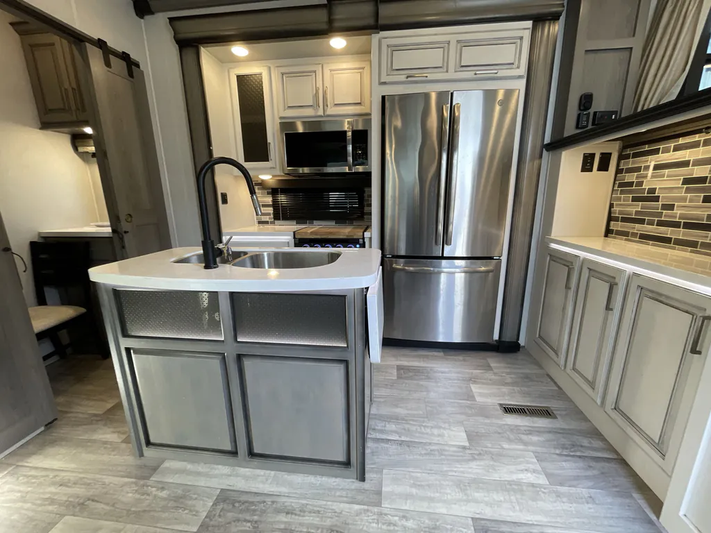 2021 Keystone Montana 3763BP, Photos photo 10
