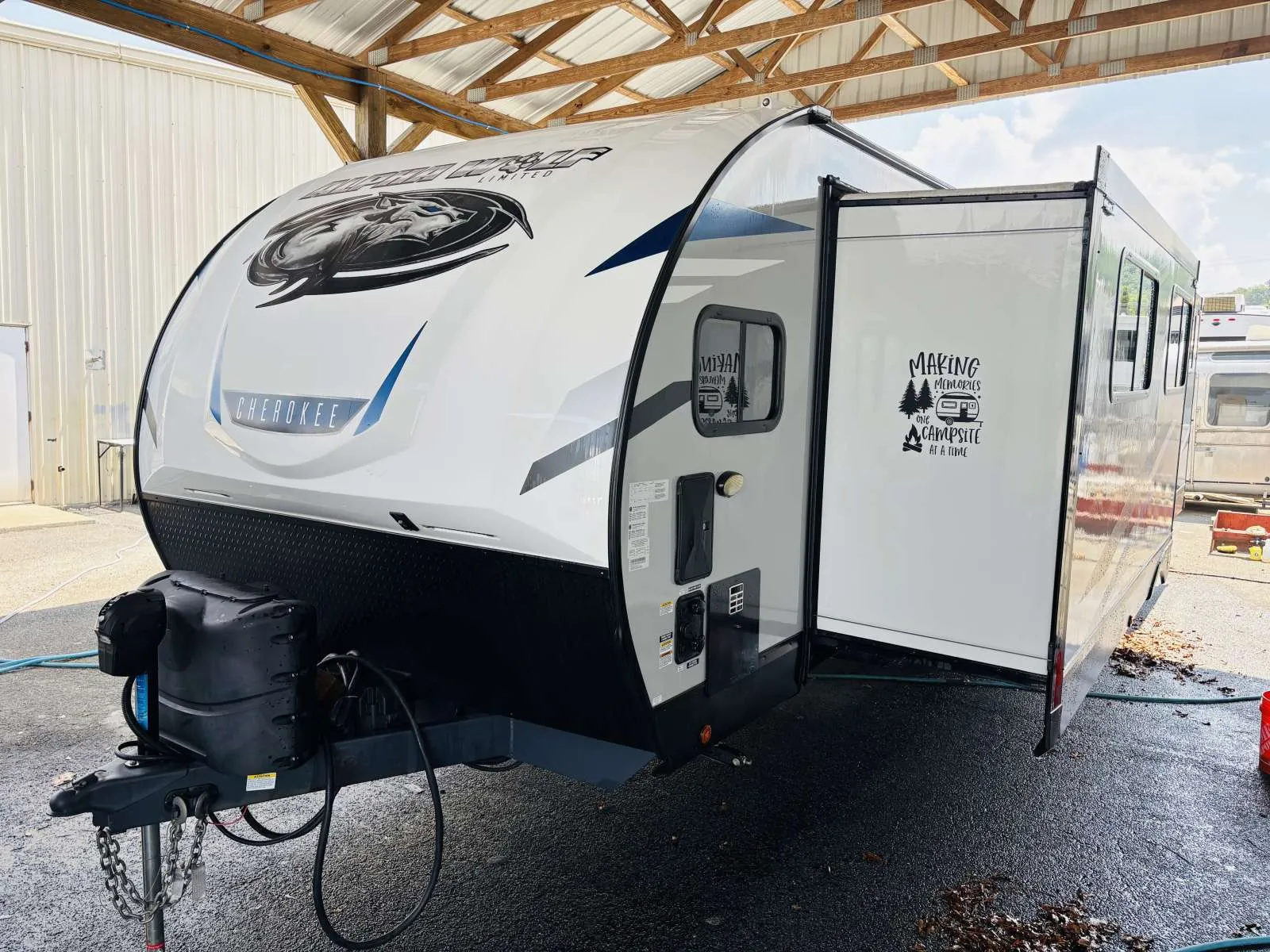 2022 Cherokee ALPHA WOLF 28FK - Photo 3