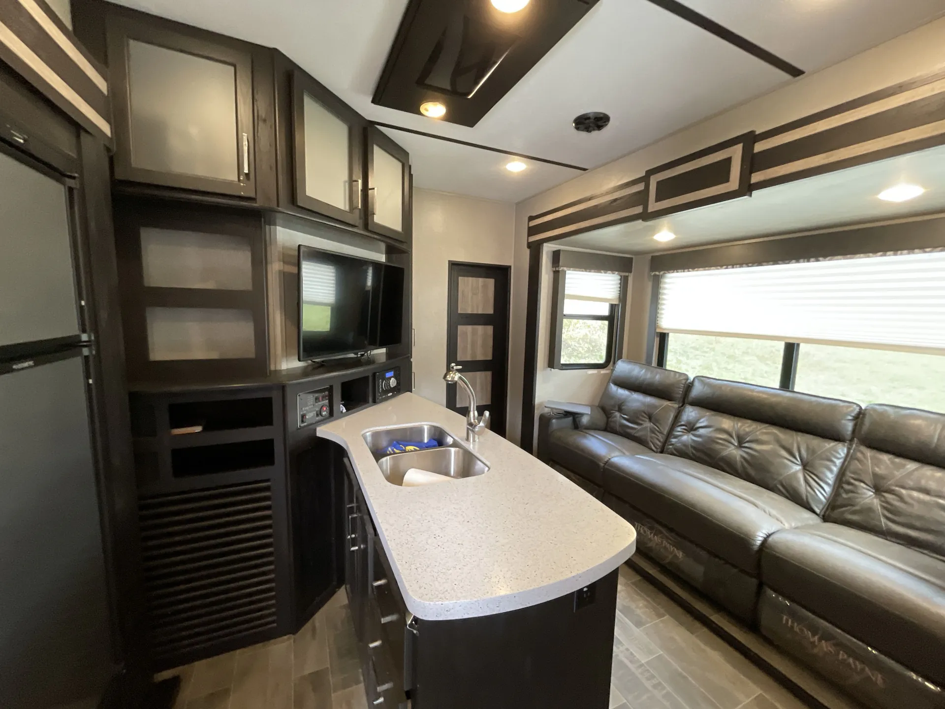 2018 Keystone Impact 332 — living area main