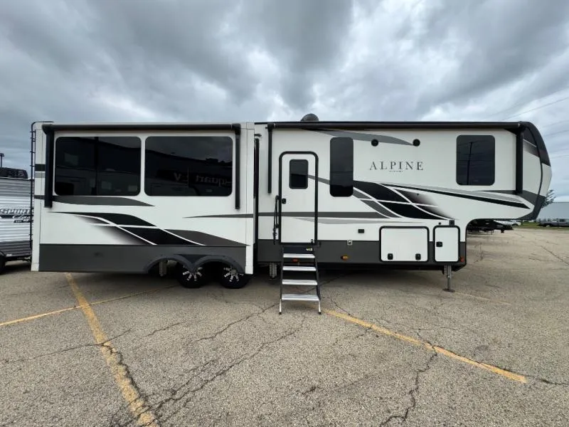 2021 Keystone Alpine 3220RL - Photo 4