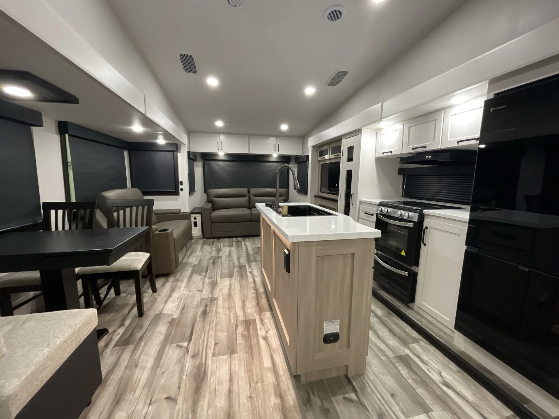 2026 highland ridge Roamer 29RLDS — living area main