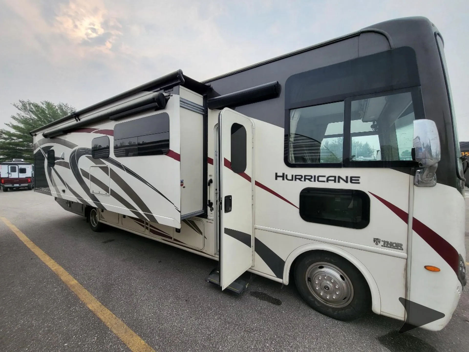 2019 Thor Motor Coach Hurricane 34R - Photo 3