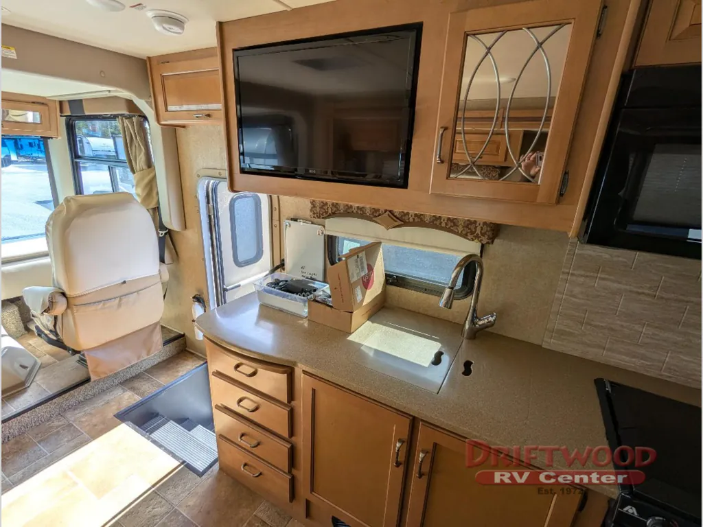 2016 Thor Motor Coach Hurricane 31S, Photos photo 23