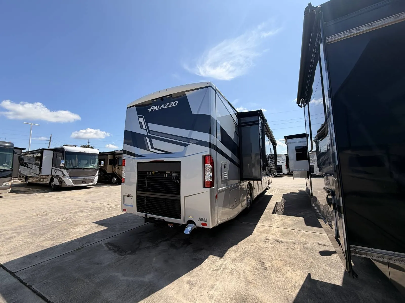 2027 Thor Motor Coach Palazzo 37.5 - Photo 3