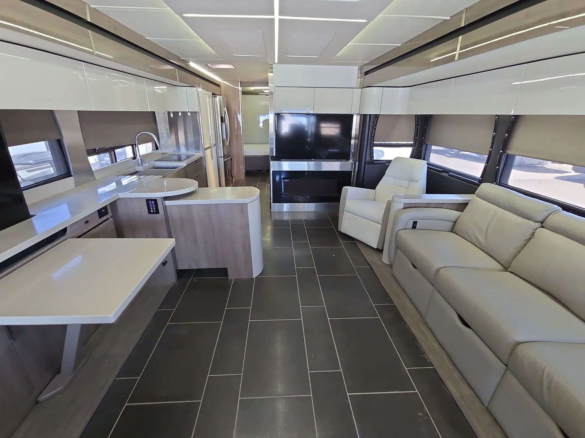 2018 Winnebago Horizon 40A — living area main