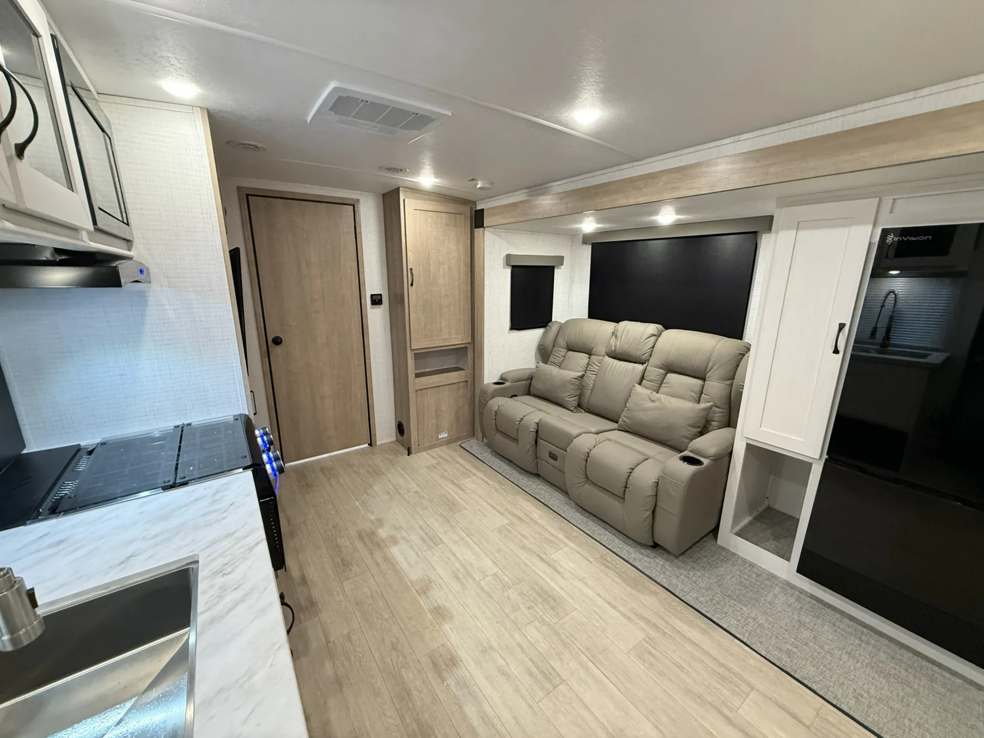 2025 Forest River Solaire 2420RBS - Photo 4