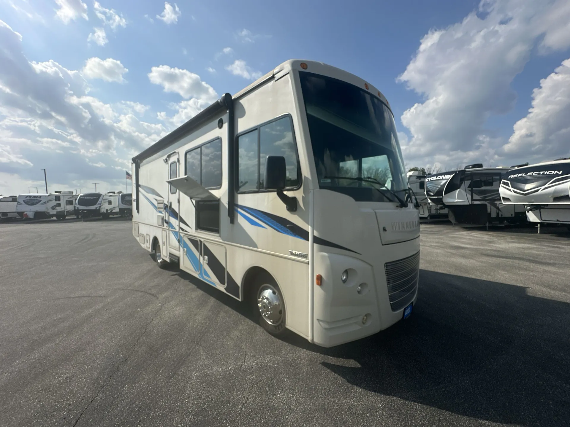 2019 Winnebago Vista 27P - Photo 2