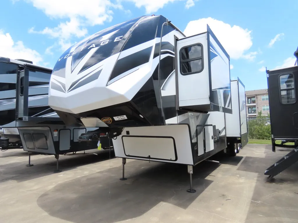 2022 Dutchmen VOLTAGE Toy Hauler - Photo 2