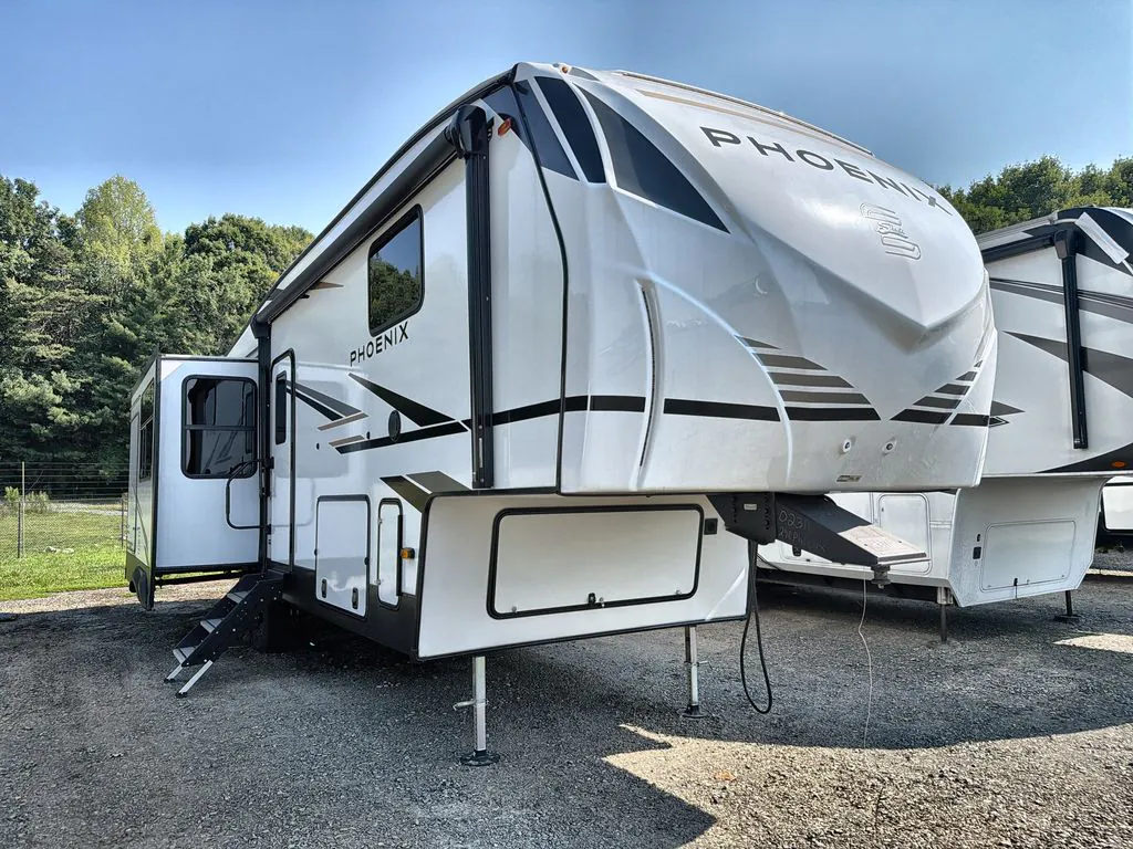 2025 Shasta Phoenix 298RLS - Photo 2