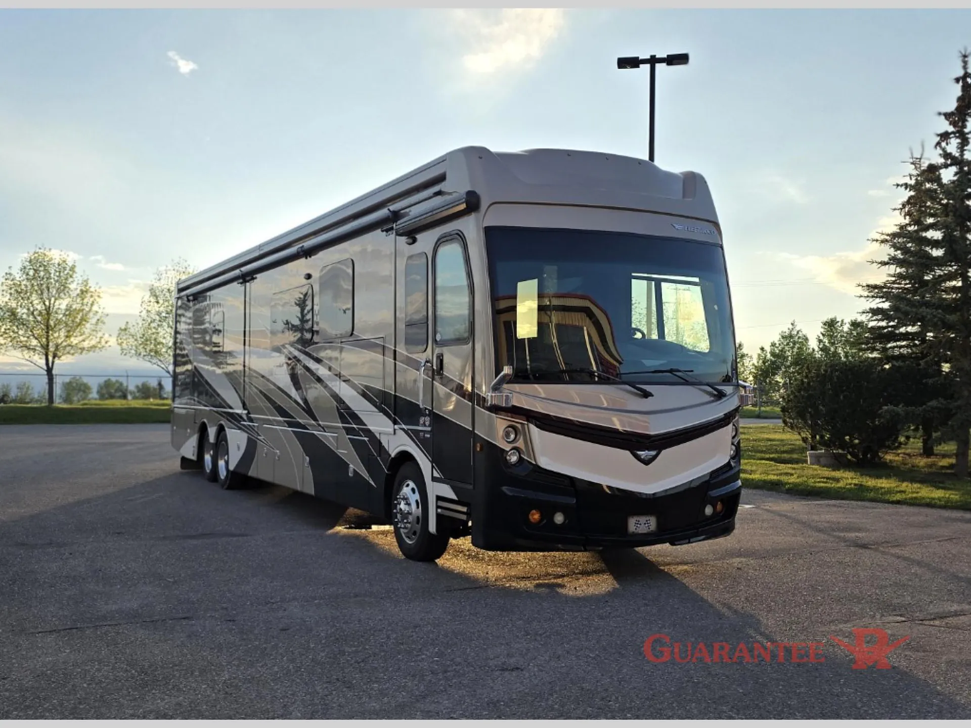 2018 Fleetwood Discovery LXE 44H - Photo 2
