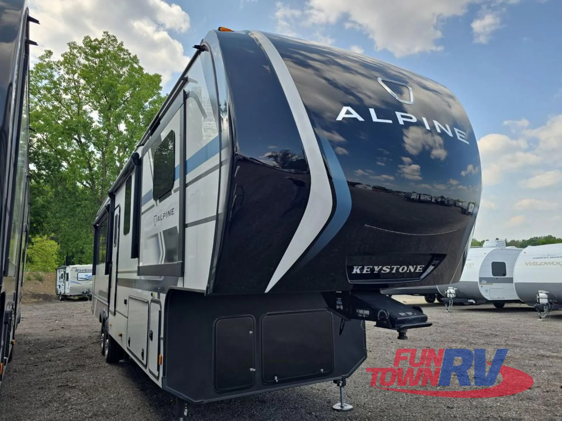 2026 Keystone Alpine 3303CK dealer photo 1 from Fun Town RV