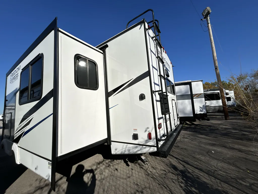 2023 Coachmen Freedom Express Ultra Lite 274RKS, Photos photo 9