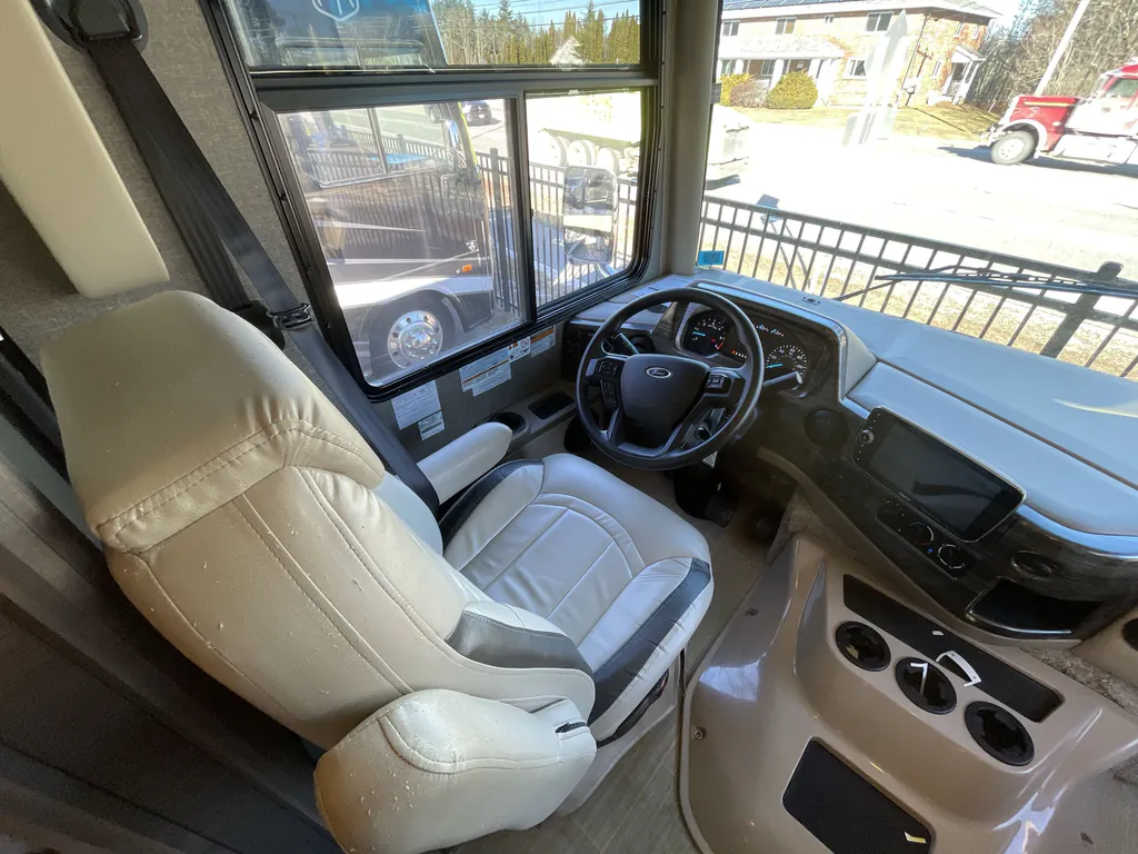 2022 Thor Motor Coach Challenger 35MQ, Photos photo 24