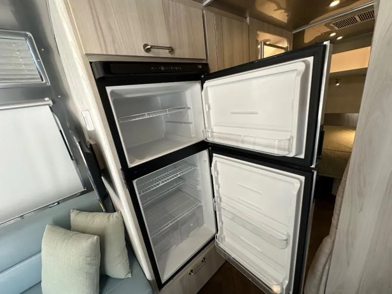 2026 Airstream International 25FB - Photo 4