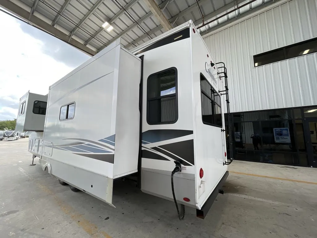 2022 Palomino Columbus 382FB dealer photo 4 from Blue Compass RV