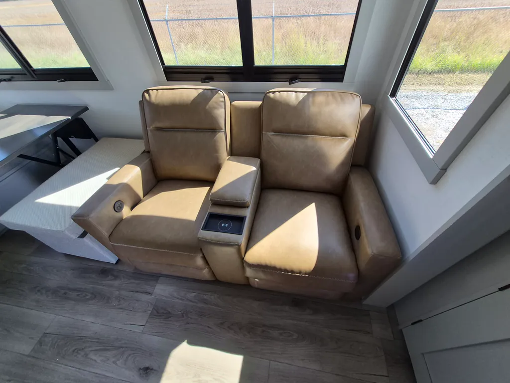 2025 Brinkley Model Z AIR 285, Photos photo 8