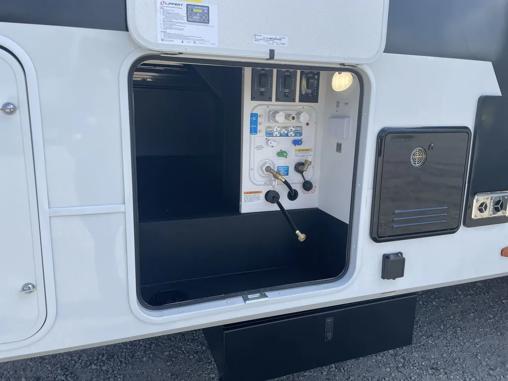 2026 Brinkley Model Z 2810, Photos photo 4