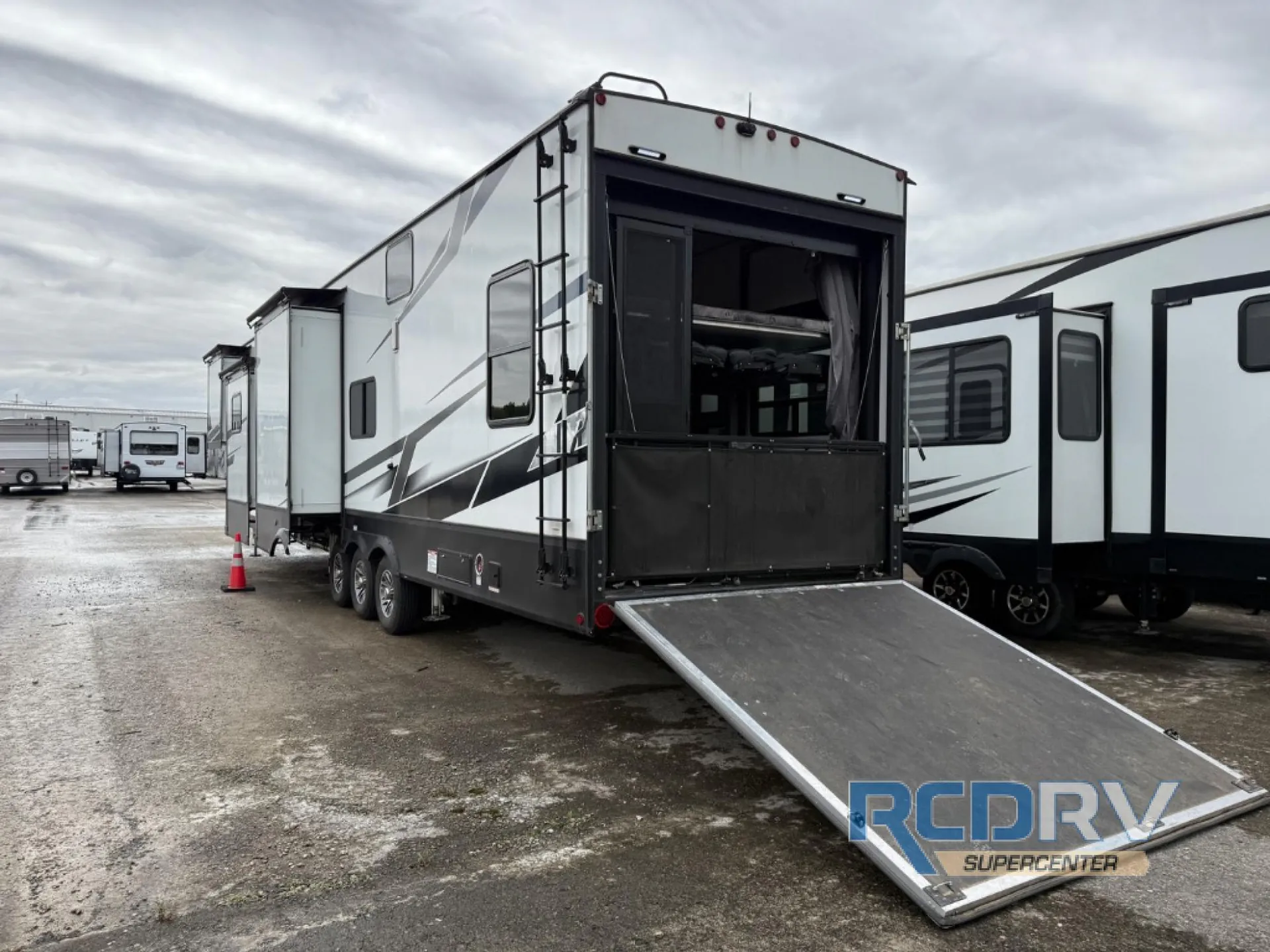 2023 Dutchmen Voltage Triton 4271 - Photo 2