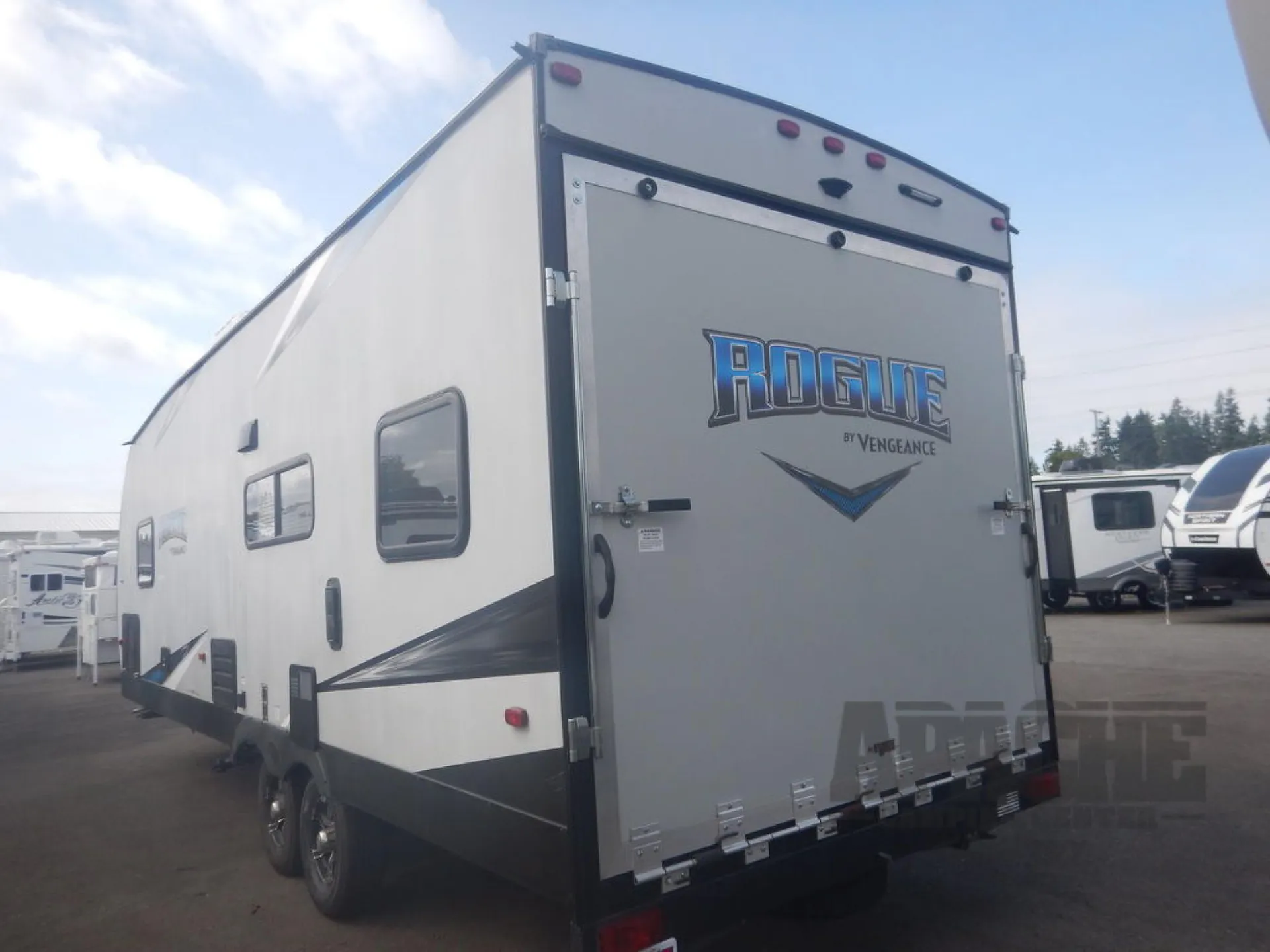 2019 Forest River Vengeance Rogue 25V — Photo 6
