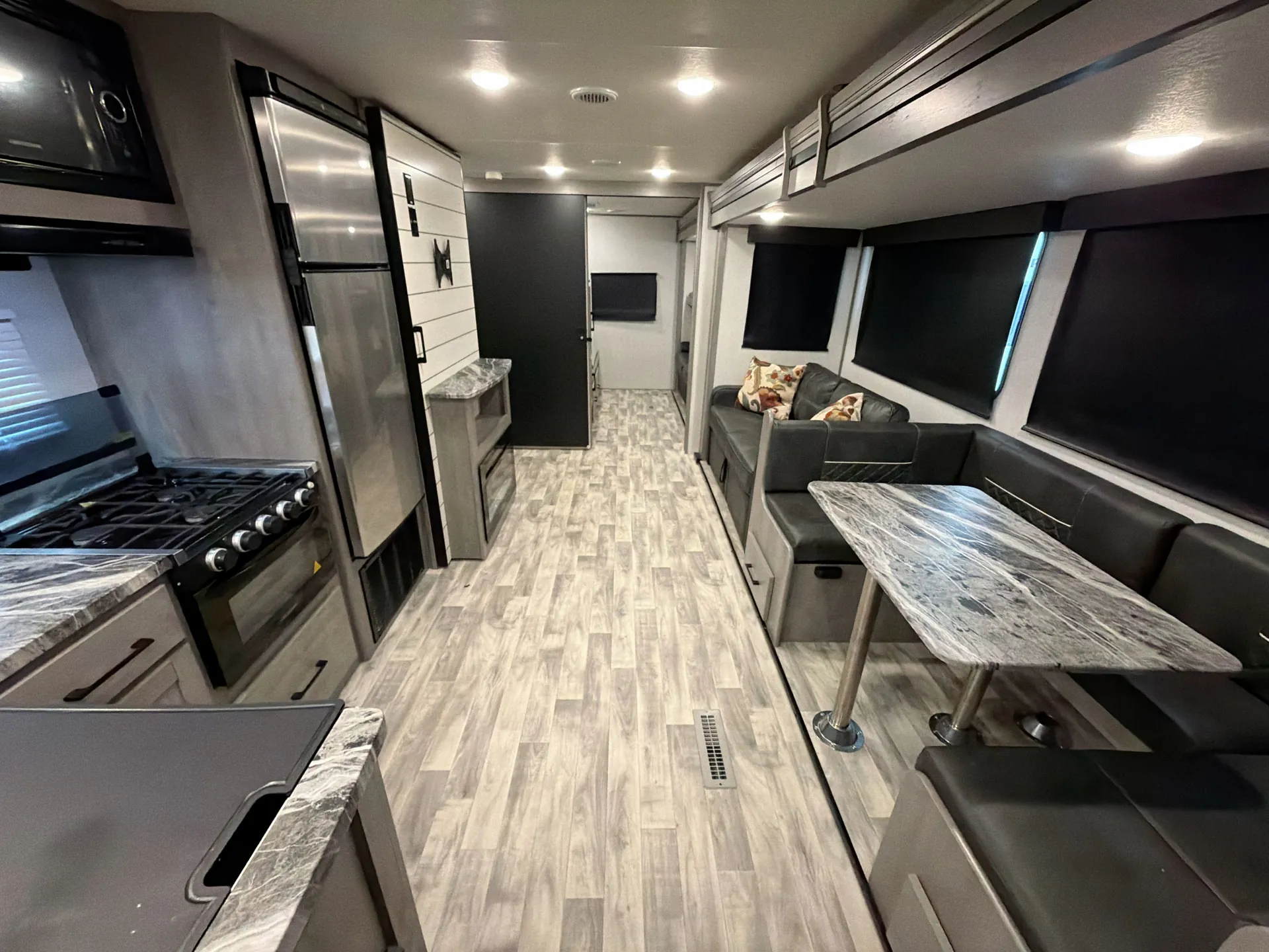 2022 Dutchmen Kodiak Ultra-Lite 332BHSL — living area main