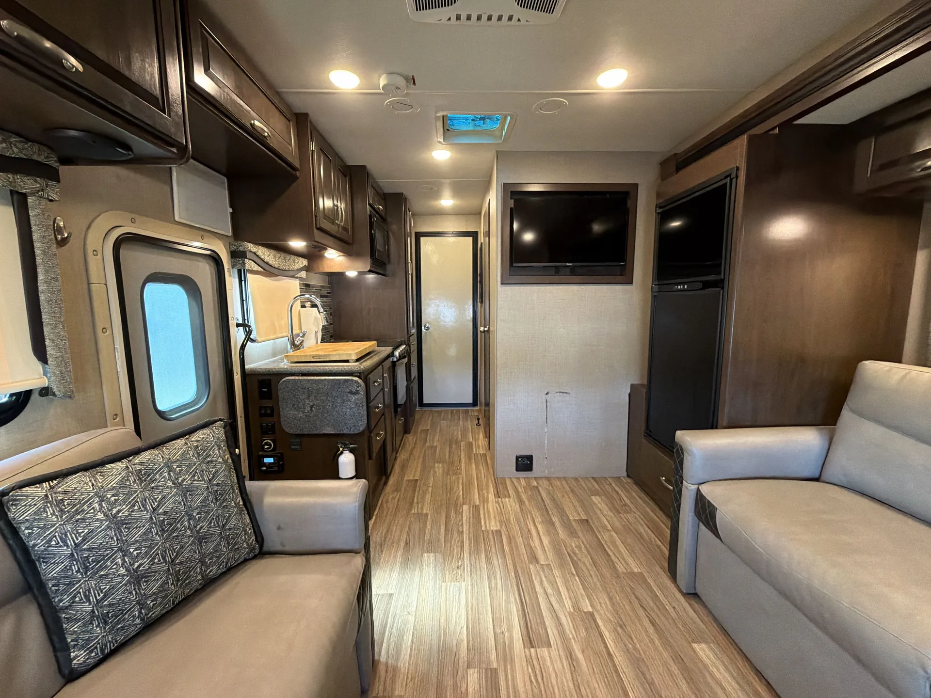 2019 Thor Motor Coach Outlaw 29J — living area main