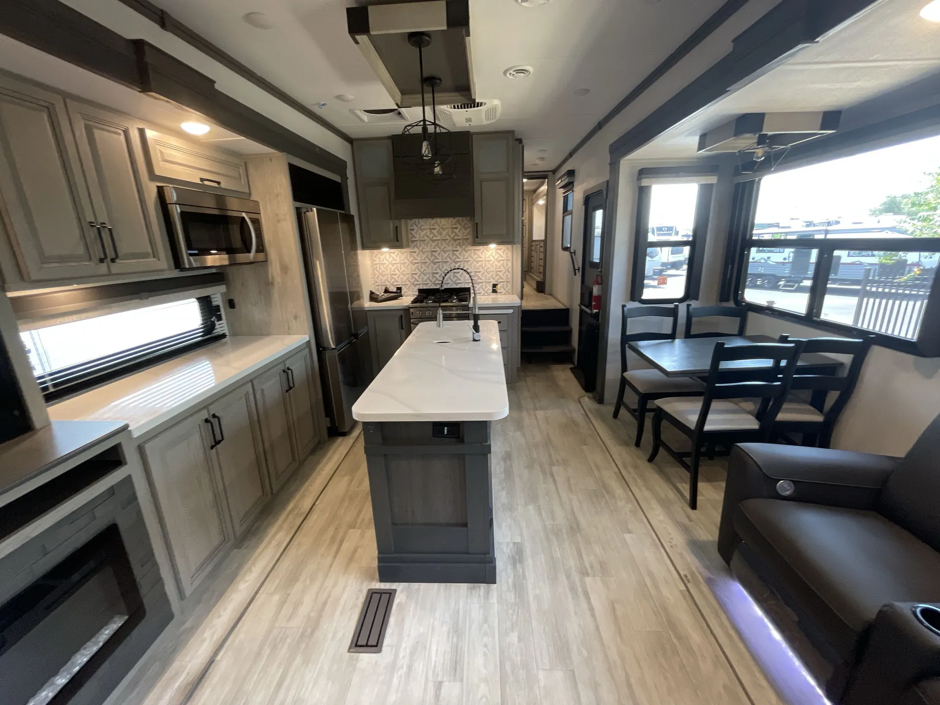 2024 Keystone Alpine 3303CK — living area main