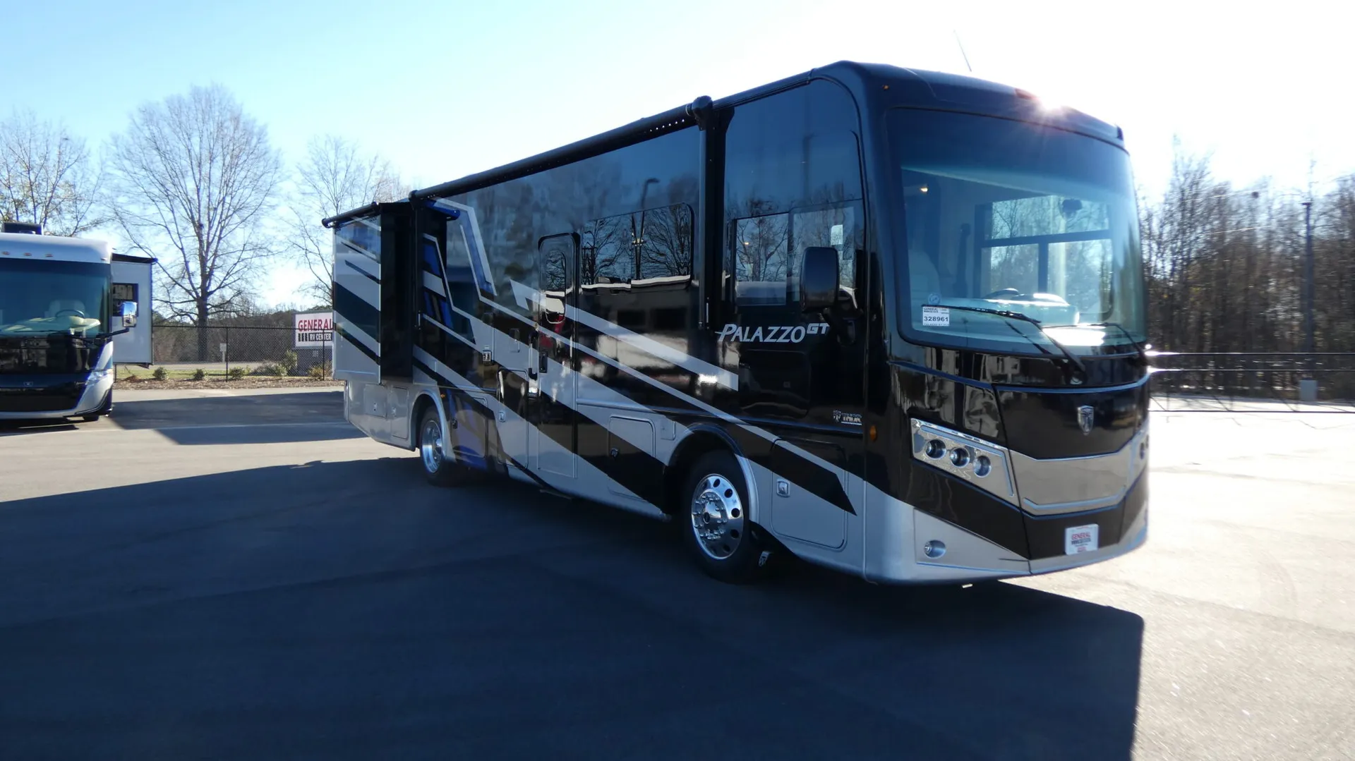 2026 Thor Motor Coach Palazzo GT 33.6 - Photo 2