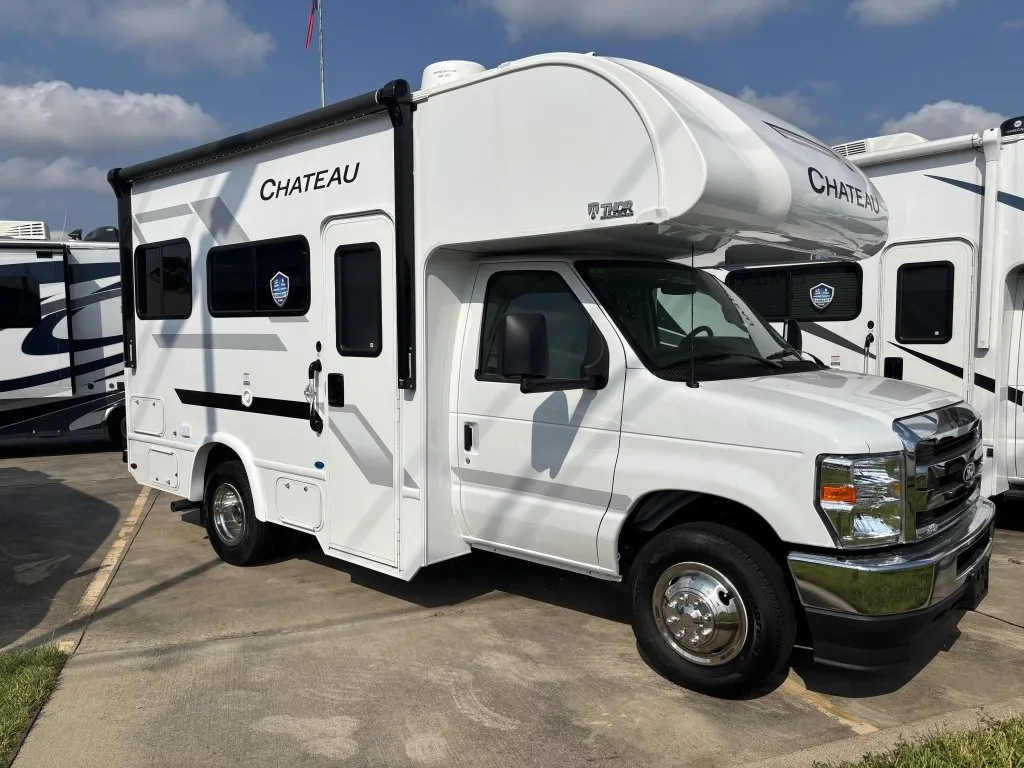 2026 Thor Motor Coach Chateau 19Z - Photo 2
