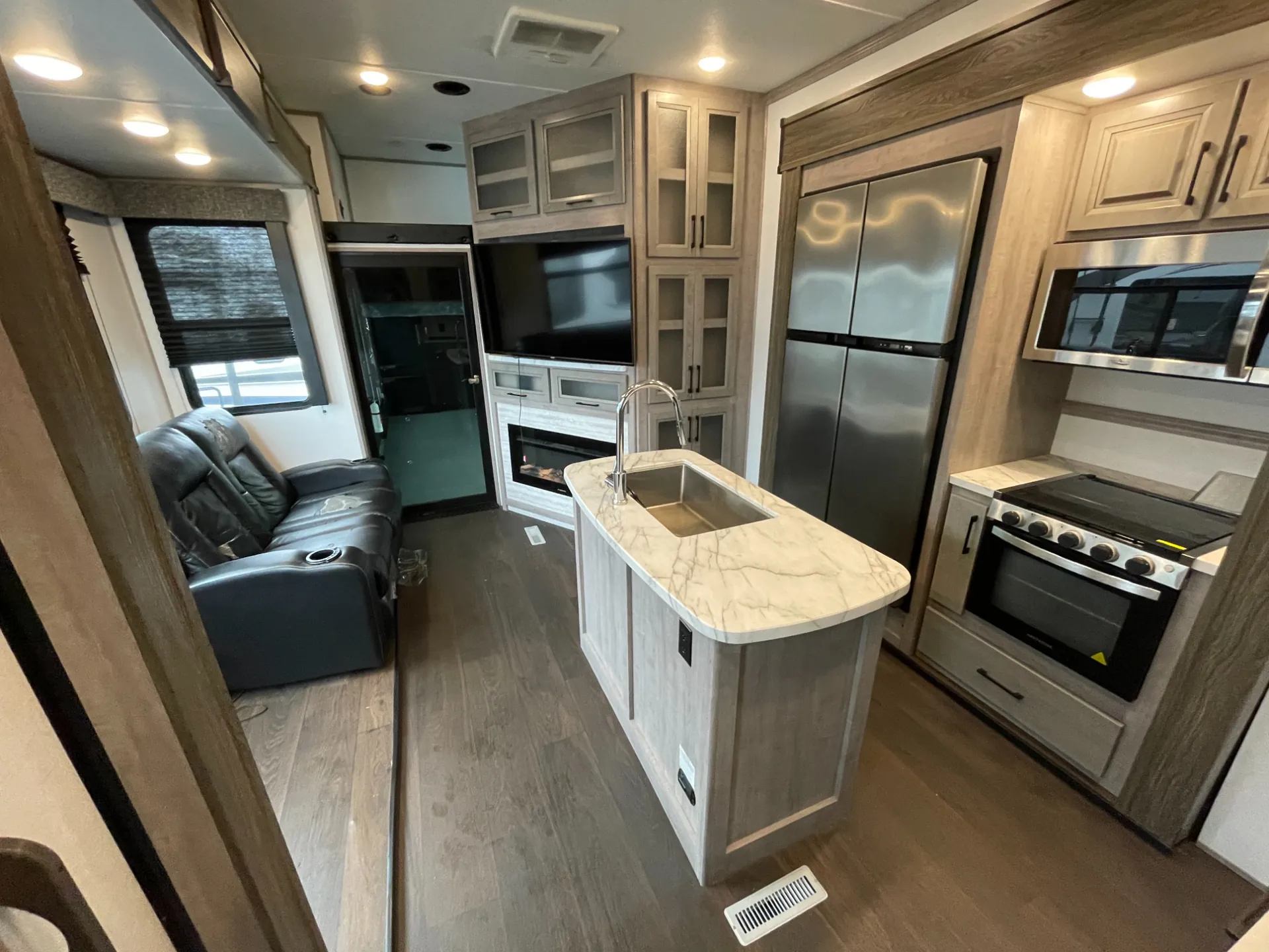 2023 Dutchmen Voltage Triton 3911 - Photo 2
