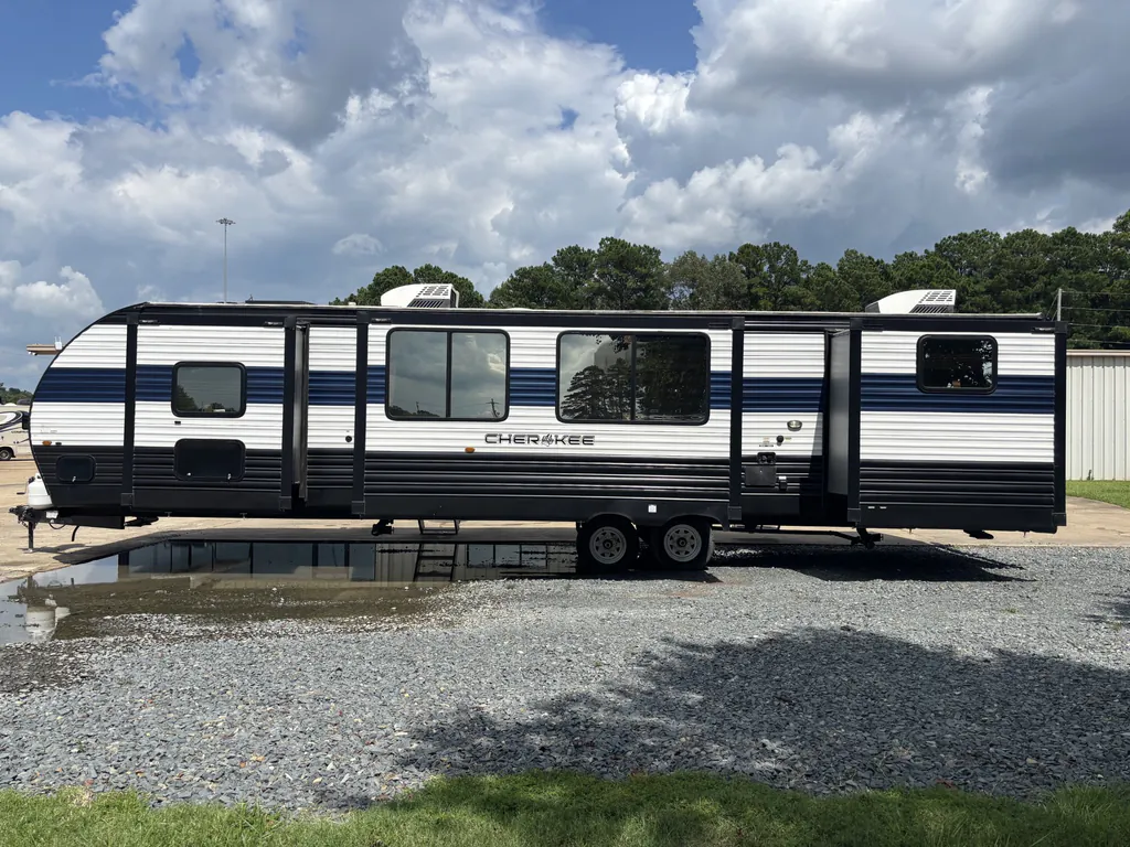 2023 Forest River Cherokee 324TS, Photos photo 5