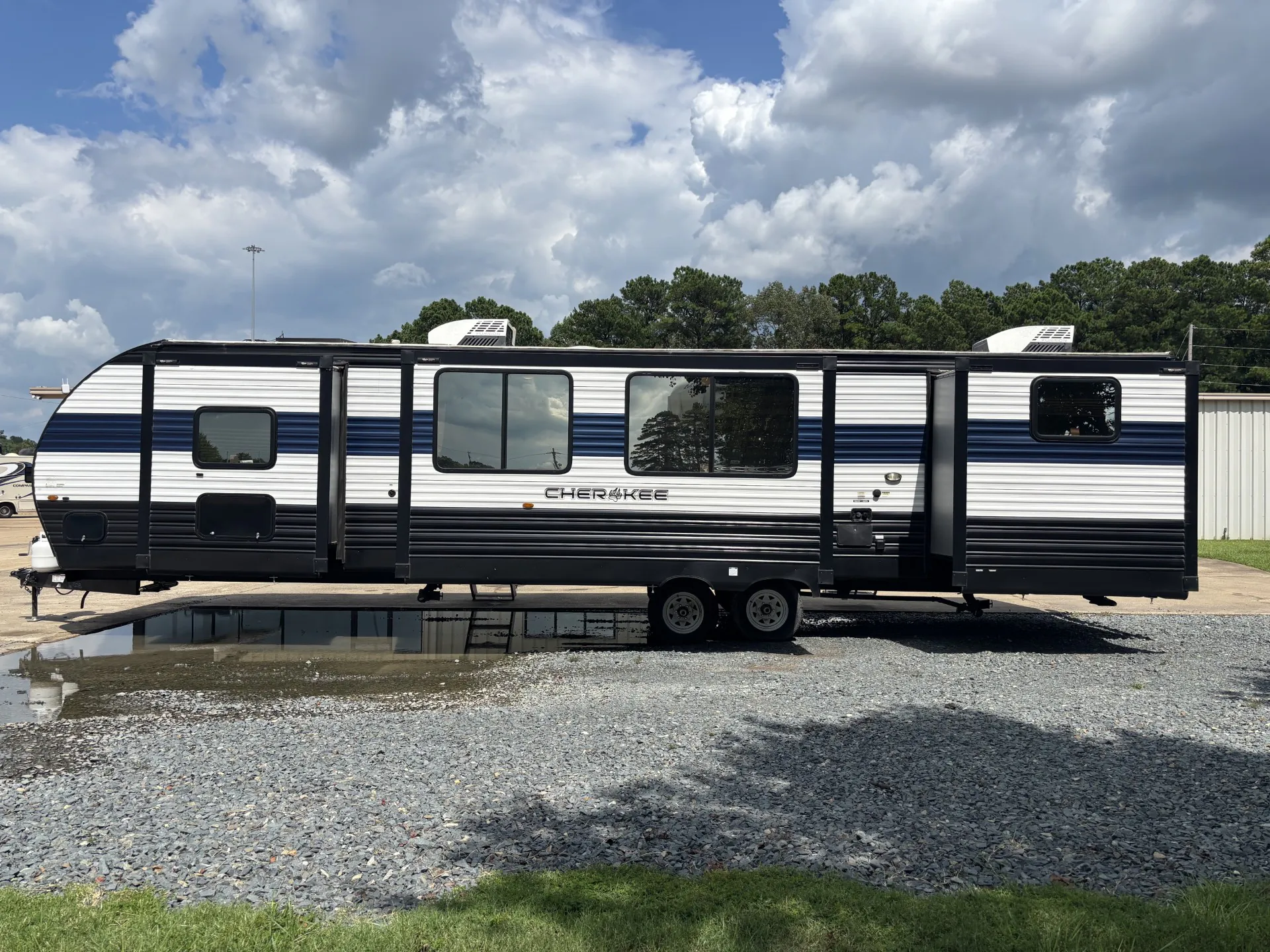 2023 Forest River Cherokee 324TS — Photo 5