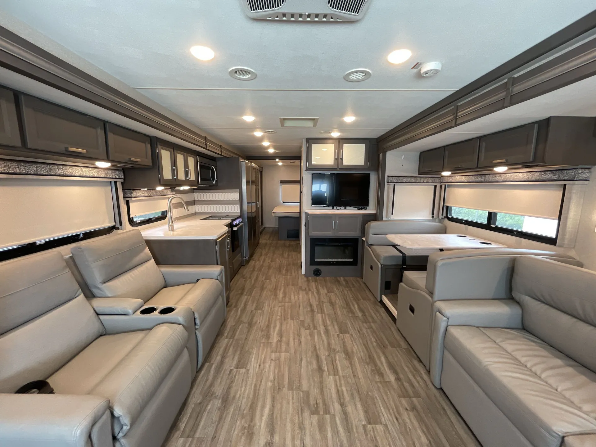 2023 Thor Motor Coach Luminate CC35 — front