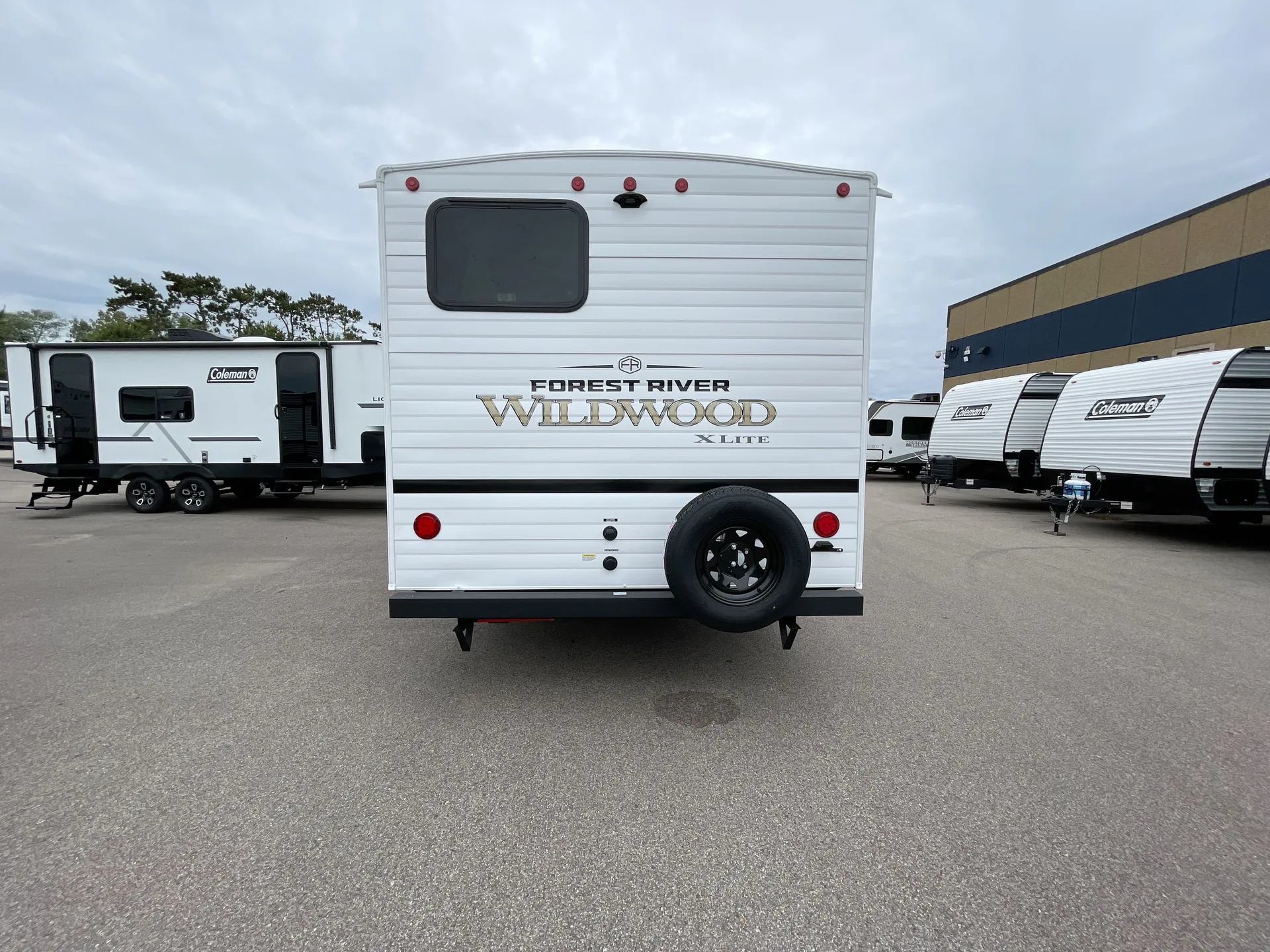 2027 Forest River Wildwood X-Lite 263BHXL — backside