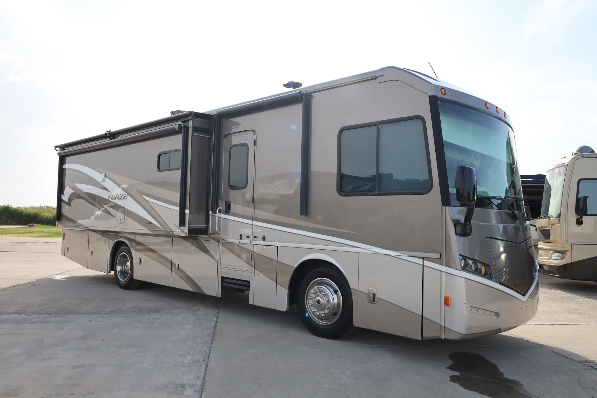 2014 Winnebago Forza 34T - Photo 2