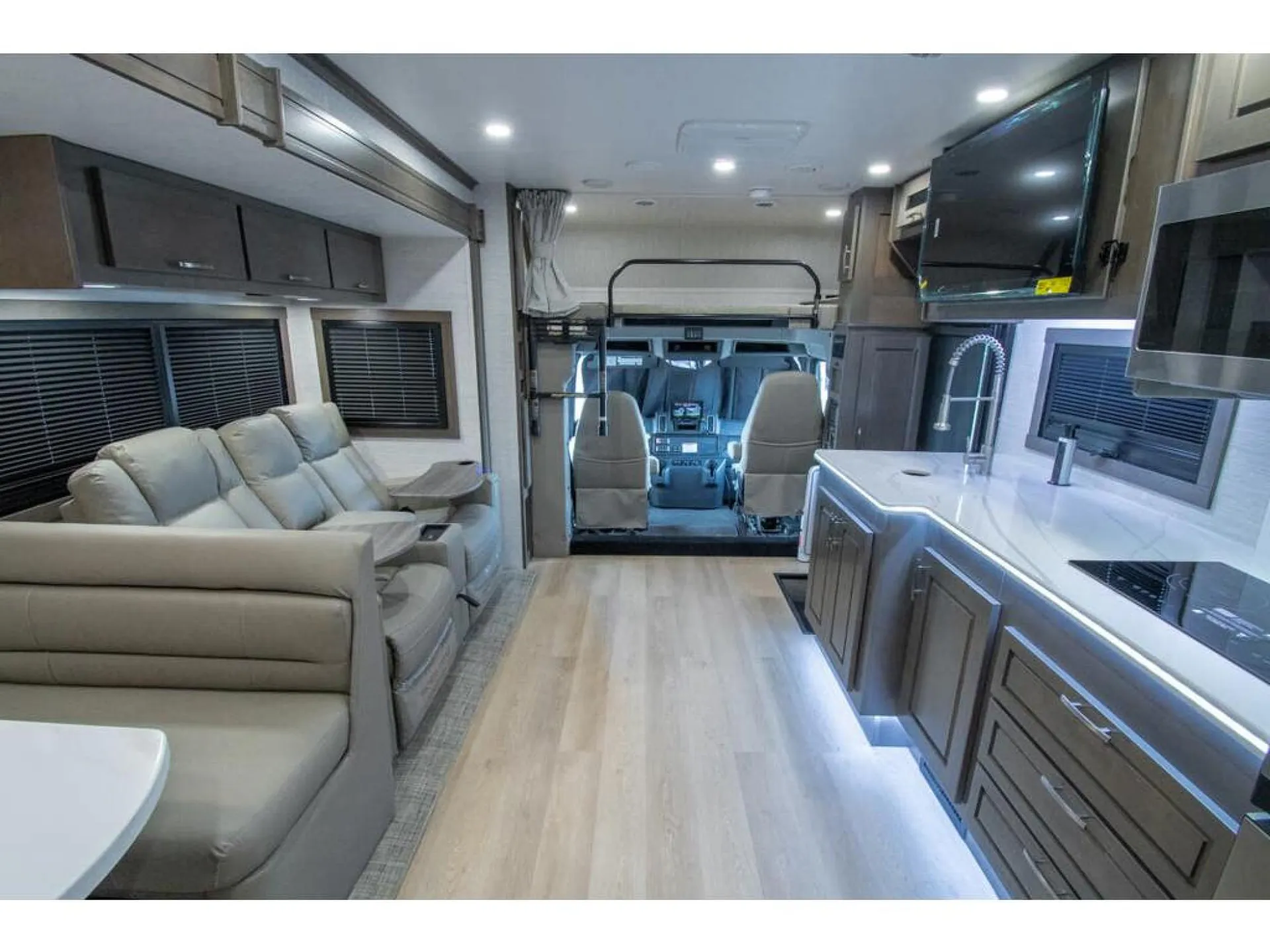 2026 Dynamax DynaQuest XL 3700BD - Photo 3